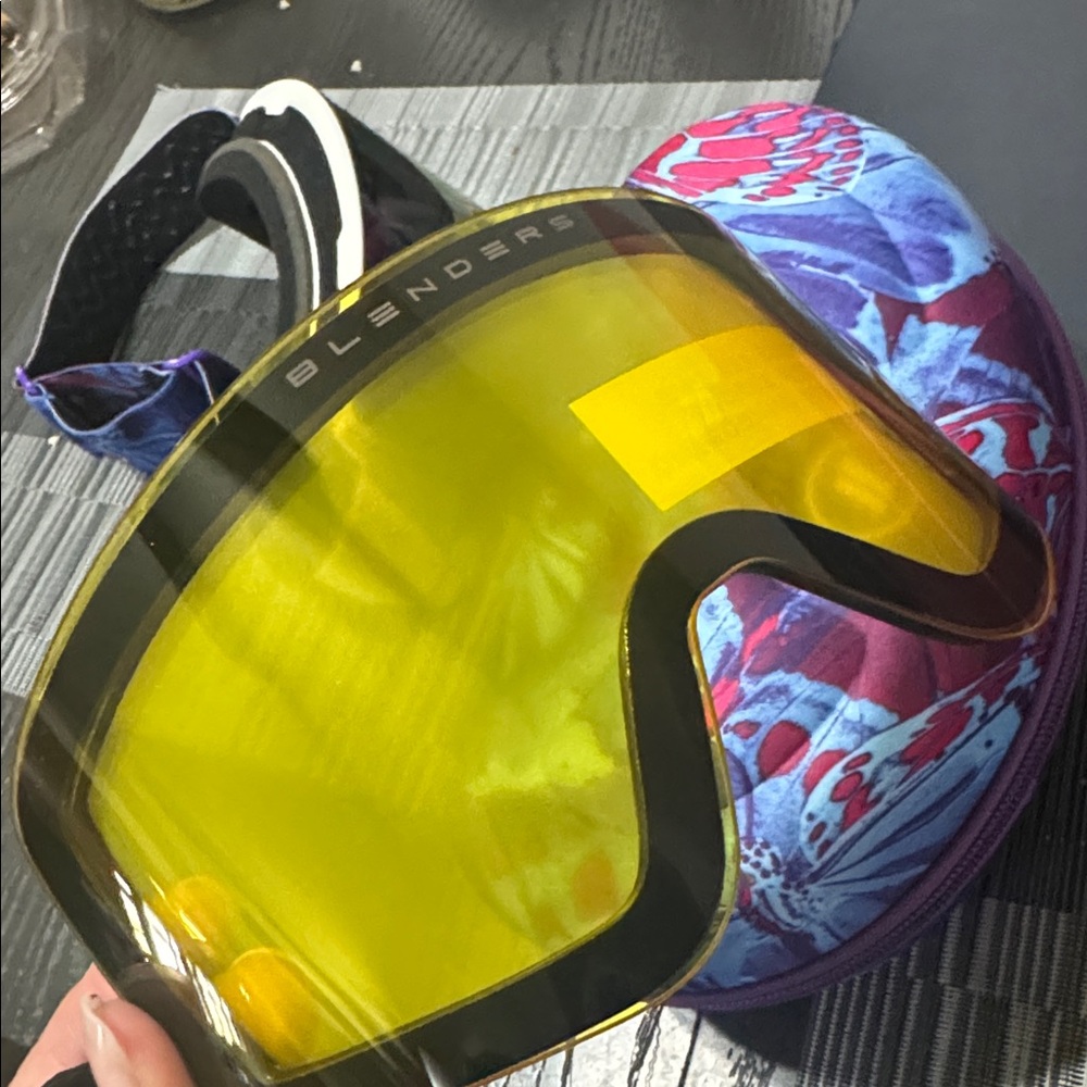 Blenders Eyewear Ski Goggles Set with Butterfly Case - Picture 5 of 7